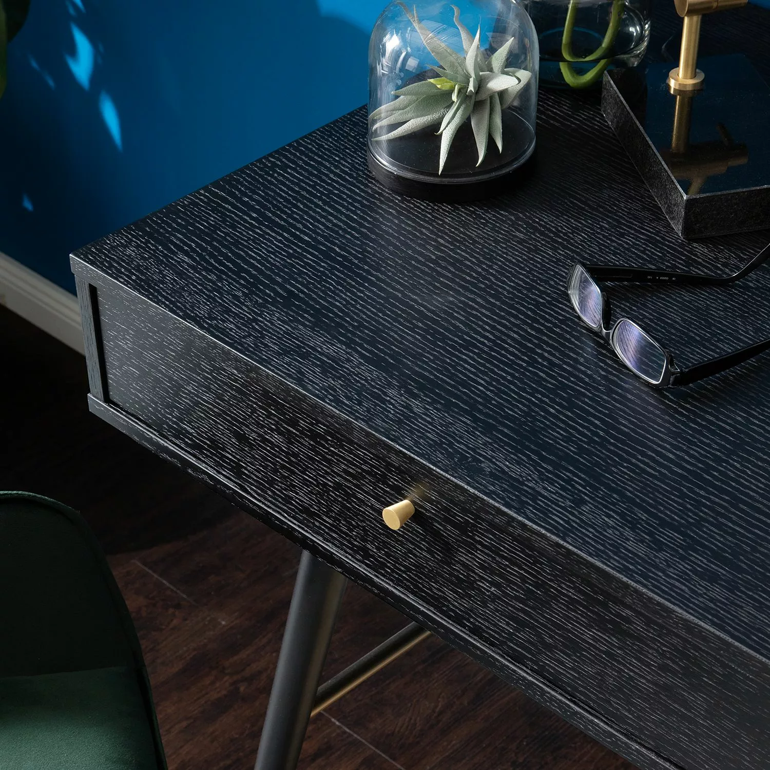 Studio Copenhagen Schreibtisch Moyo - Eiche teilmassiv / Metall - Matt Schwarz / Gold 15 Studio Copenhagen Schreibtisch Moyo - Eiche teilmassiv / Metall - Matt Schwarz / Gold – Bild 13