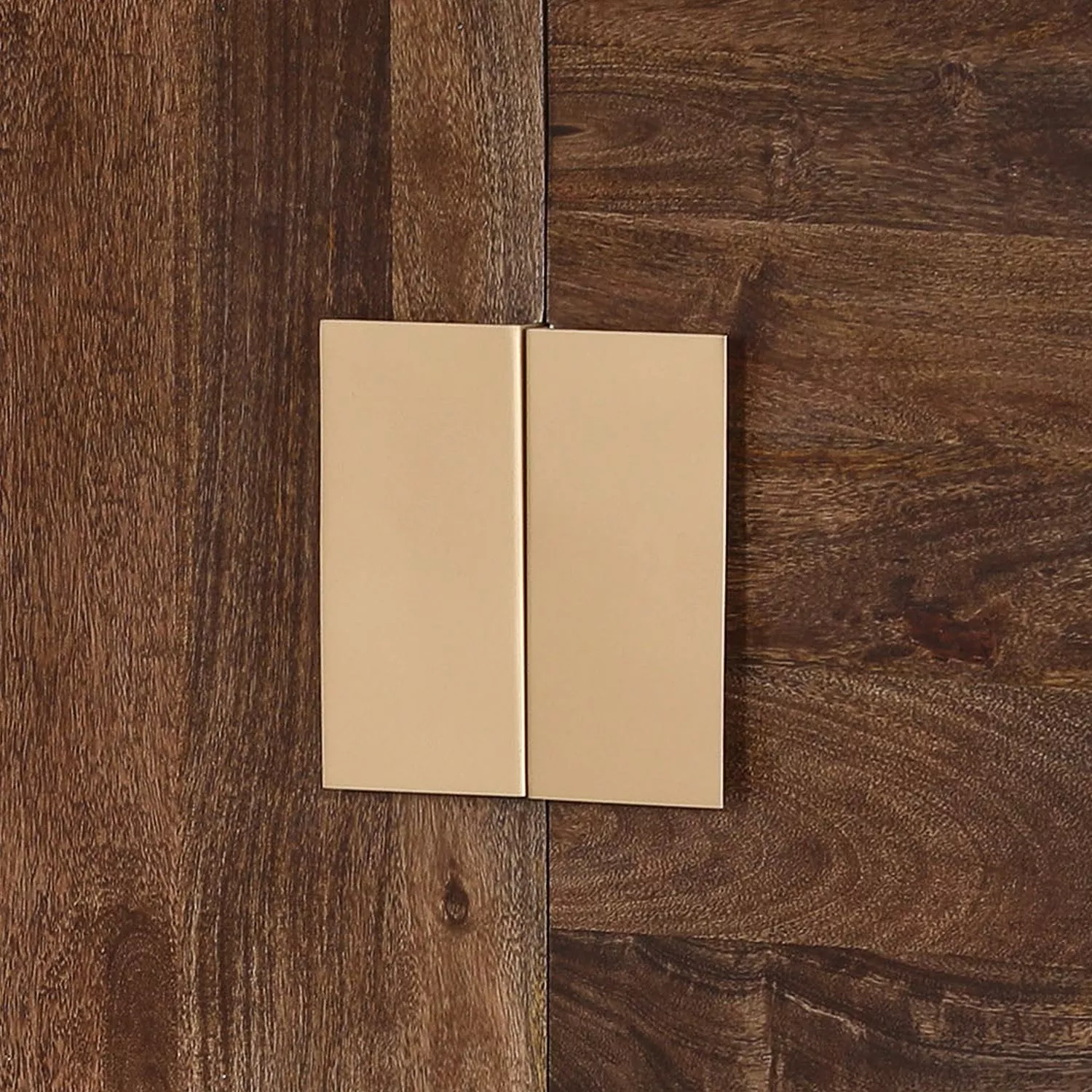 Jack & Alice Sideboard Lyss - Akazie massiv / Metall - Akazie Braun / Messing 6 Jack & Alice Sideboard Lyss - Akazie massiv / Metall - Akazie Braun / Messing – Bild 4