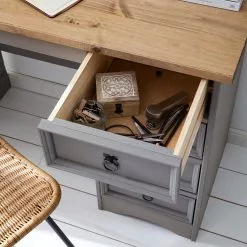 Maison Belfort Schreibtisch Finca Rustica II - Kiefer massiv - Kiefer Grau 27 Maison Belfort Schreibtisch Finca Rustica II - Kiefer massiv - Kiefer Grau -Büromöbel Verkäufe 1000178064 200507 14243900004 DETAILS P000000001000178064