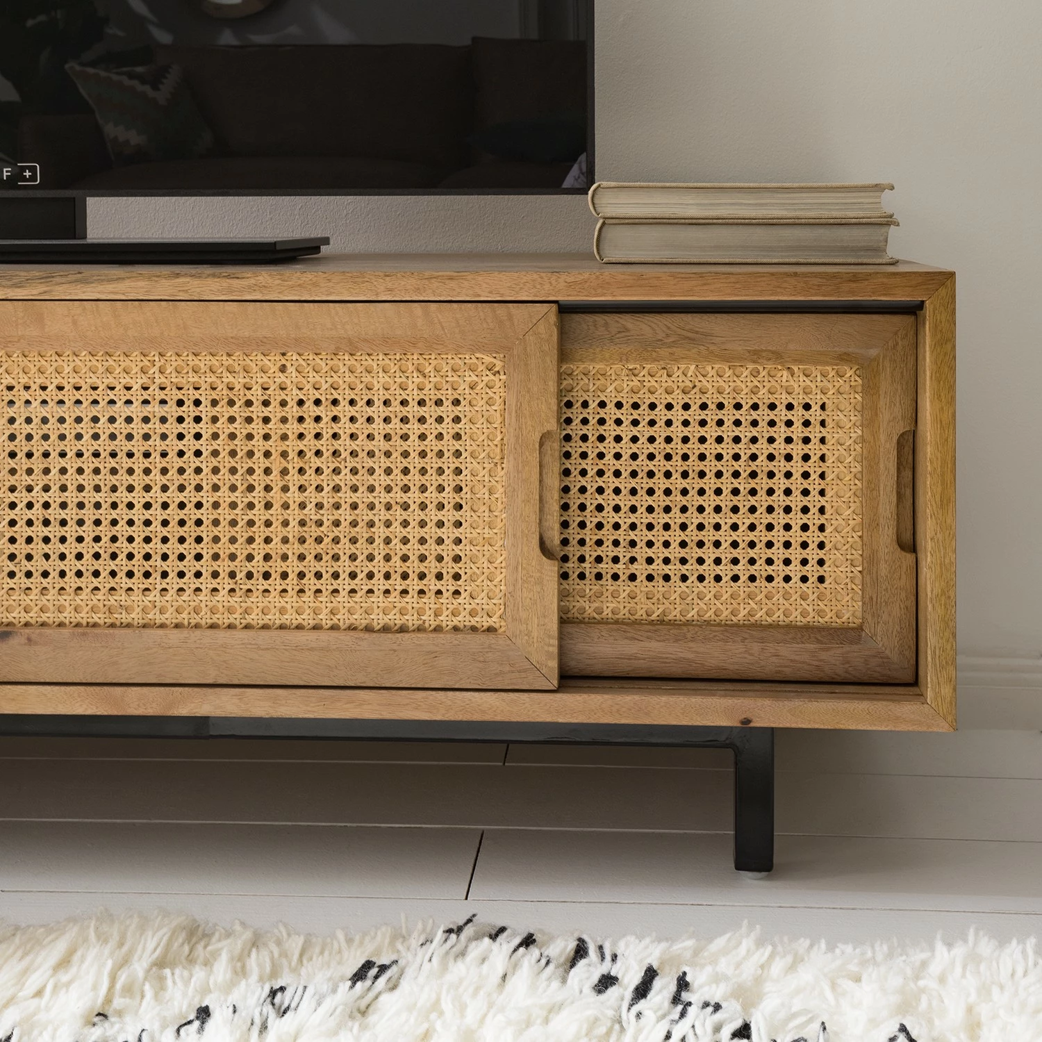 Ars manufacti TV-Lowboard Vina - Mango massiv / Wiener Geflecht - Mango / Schwarz 14 Ars manufacti TV-Lowboard Vina - Mango massiv / Wiener Geflecht - Mango / Schwarz – Bild 12