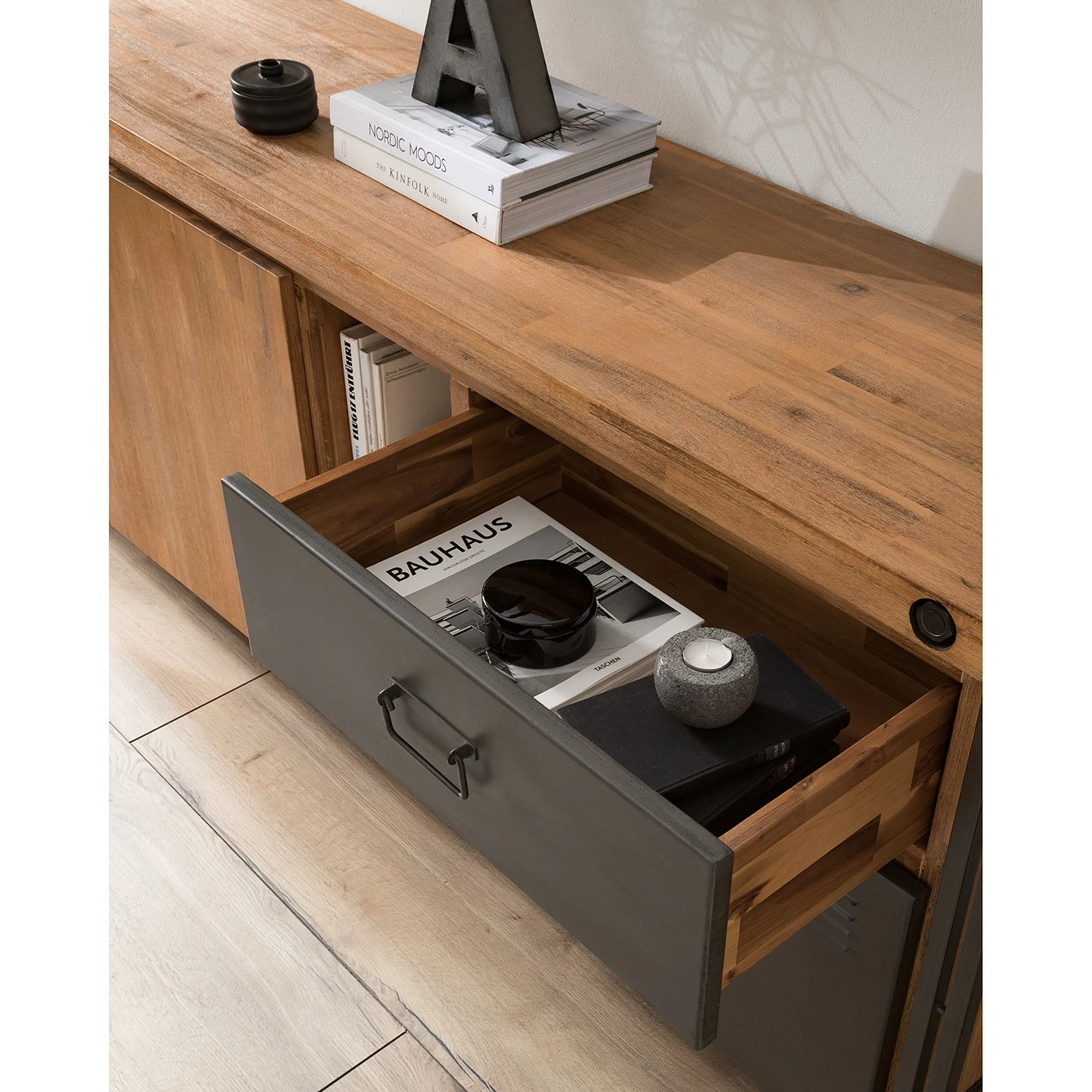 Ars manufacti Sideboard Manchester VI - Akazie massiv / Metall - Akazie / Anthrazit 13 Ars manufacti Sideboard Manchester VI - Akazie massiv / Metall - Akazie / Anthrazit – Bild 11