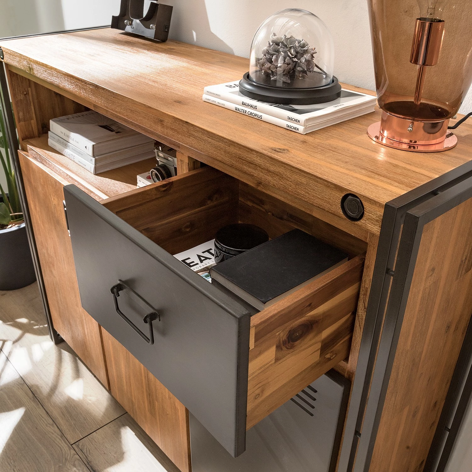 Ars manufacti Sideboard Manchester VII - Akazie massiv / Metall - Akazie / Anthrazit 13 Ars manufacti Sideboard Manchester VII - Akazie massiv / Metall - Akazie / Anthrazit – Bild 11