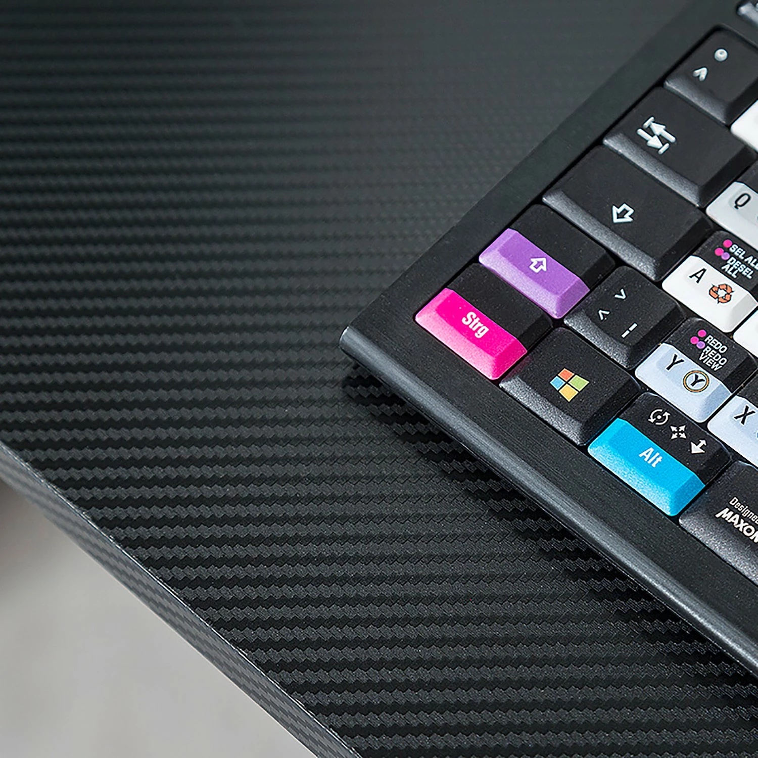 Furnitive Gaming Tisch mcRacing 8 - Carbon Dekor / Schwarz & Rot - Breite: 140 cm 13 Furnitive Gaming Tisch mcRacing 8 - Carbon Dekor / Schwarz & Rot - Breite: 140 cm – Bild 11