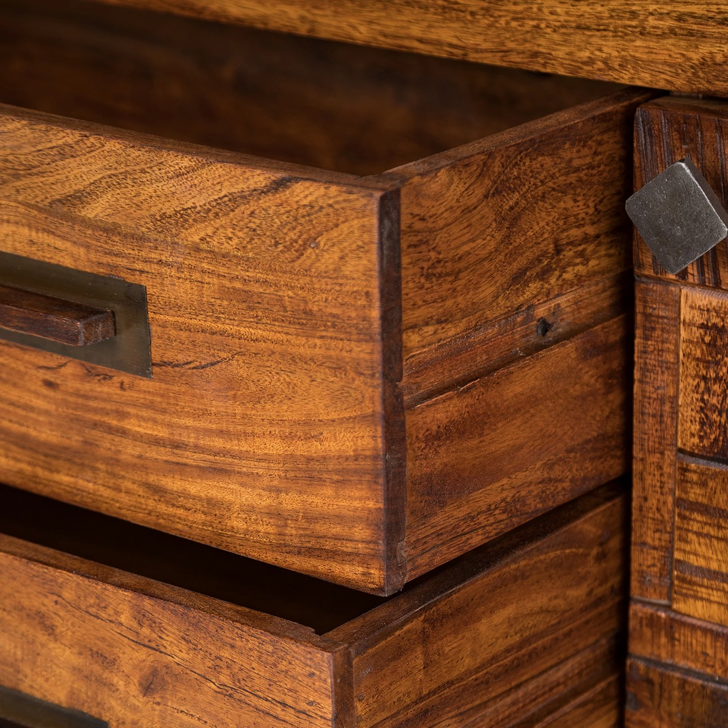 Wolf-Möbel Sideboard Bazac - Inkl. Beleuchtung - Akazie massiv - Akazie / Dunkelgrau 15 Wolf-Möbel Sideboard Bazac - Inkl. Beleuchtung - Akazie massiv - Akazie / Dunkelgrau – Bild 13