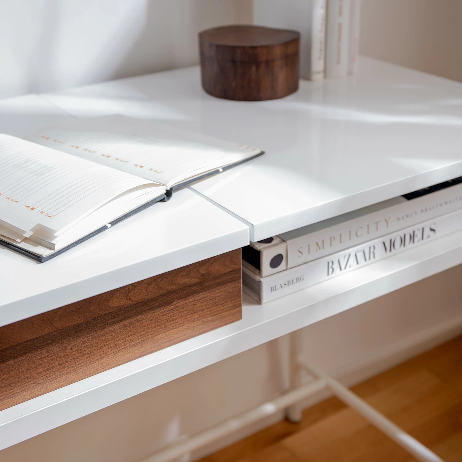 Fredriks Schreibtisch Paide - (Höhenverstellbar) - Hochglanz Weiß / Walnuss Dekor 9 Fredriks Schreibtisch Paide - (Höhenverstellbar) - Hochglanz Weiß / Walnuss Dekor – Bild 7