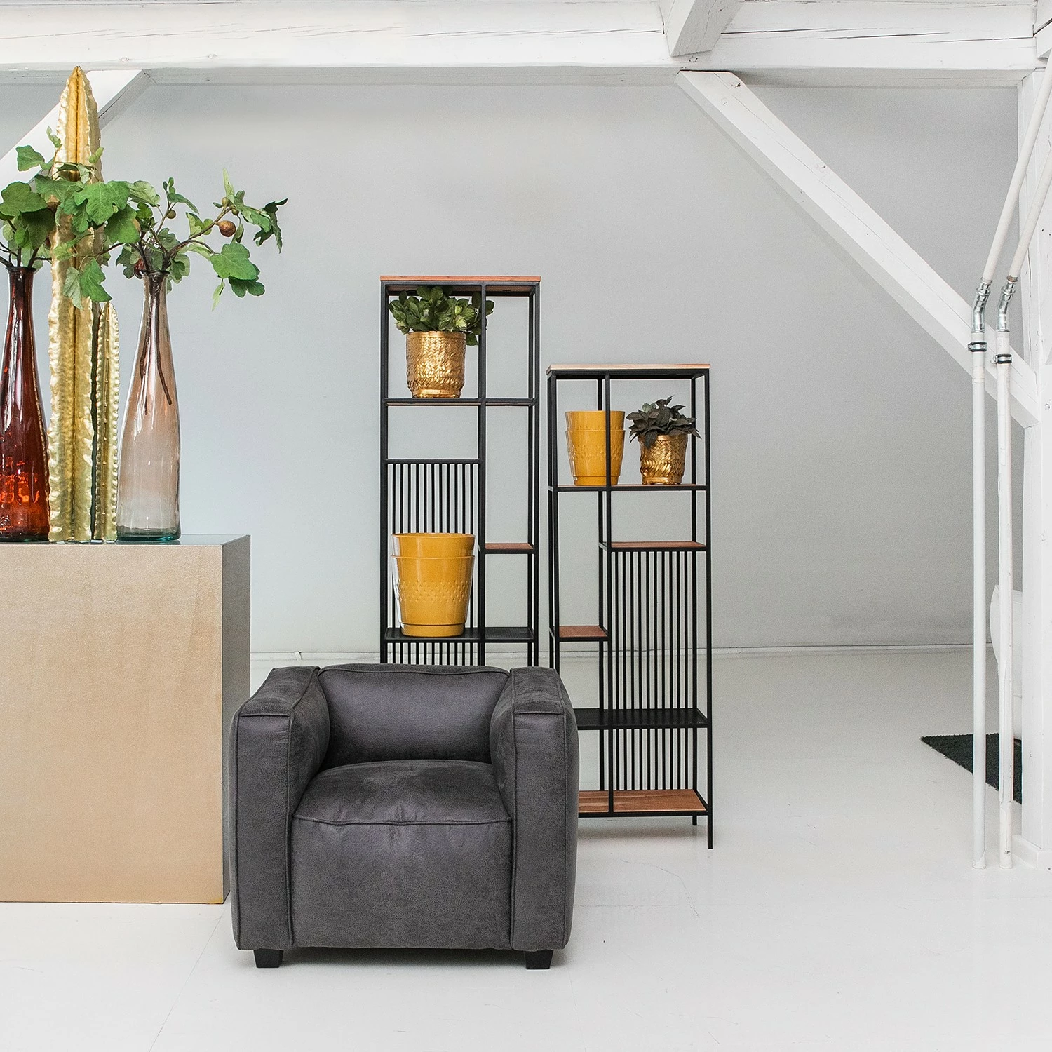 Red Living Regal Uulu IV - Akazie massiv / Metall - Akazie / Schwarz 4 Red Living Regal Uulu IV - Akazie massiv / Metall - Akazie / Schwarz – Bild 2