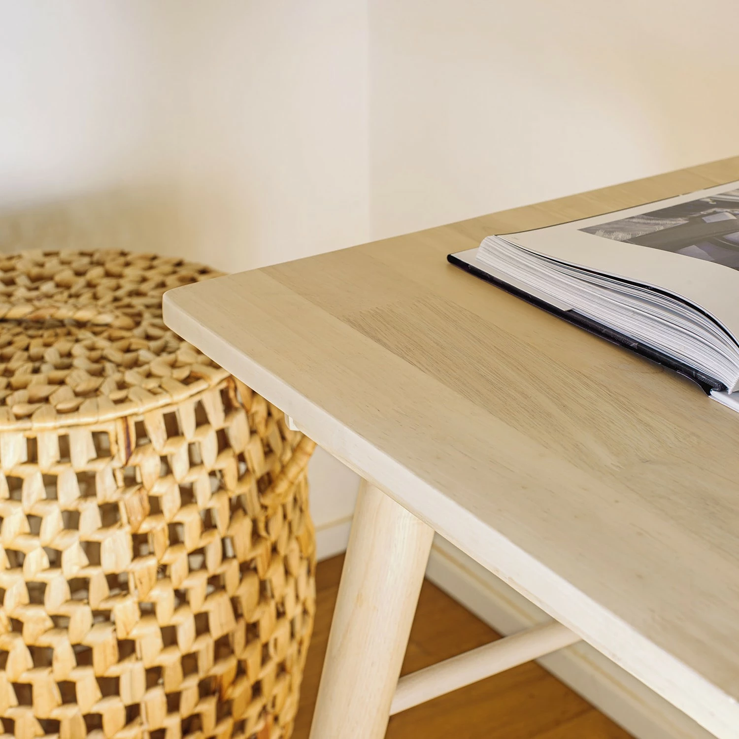 Mørteens Schreibtisch Chassy - Esche Furnier / Gummibaum massiv - Kernesche 5 Mørteens Schreibtisch Chassy - Esche Furnier / Gummibaum massiv - Kernesche – Bild 3