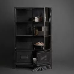 Red Living Vitrinenschrank Ravno - Metall - Vintage Schwarz 8 Red Living Vitrinenschrank Ravno - Metall - Vintage Schwarz -Büromöbel Verkäufe 1000275626 220209 12152100020 MOOD DETAILS P000000001000275626 mood