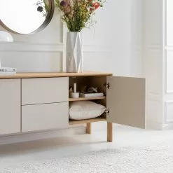 Studio Copenhagen Sideboard Maayka I - Eiche teilmassiv - Mushroom Creme / Eiche Hell -Büromöbel Verkäufe 1000277378 220905 021 MOOD DETAILS P000000001000277378 mood