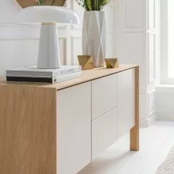 Studio Copenhagen Sideboard Maayka I - Eiche teilmassiv - Mushroom Creme / Eiche Hell -Büromöbel Verkäufe 1000277378 220905 022 MOOD DETAILS P000000001000277378 mood