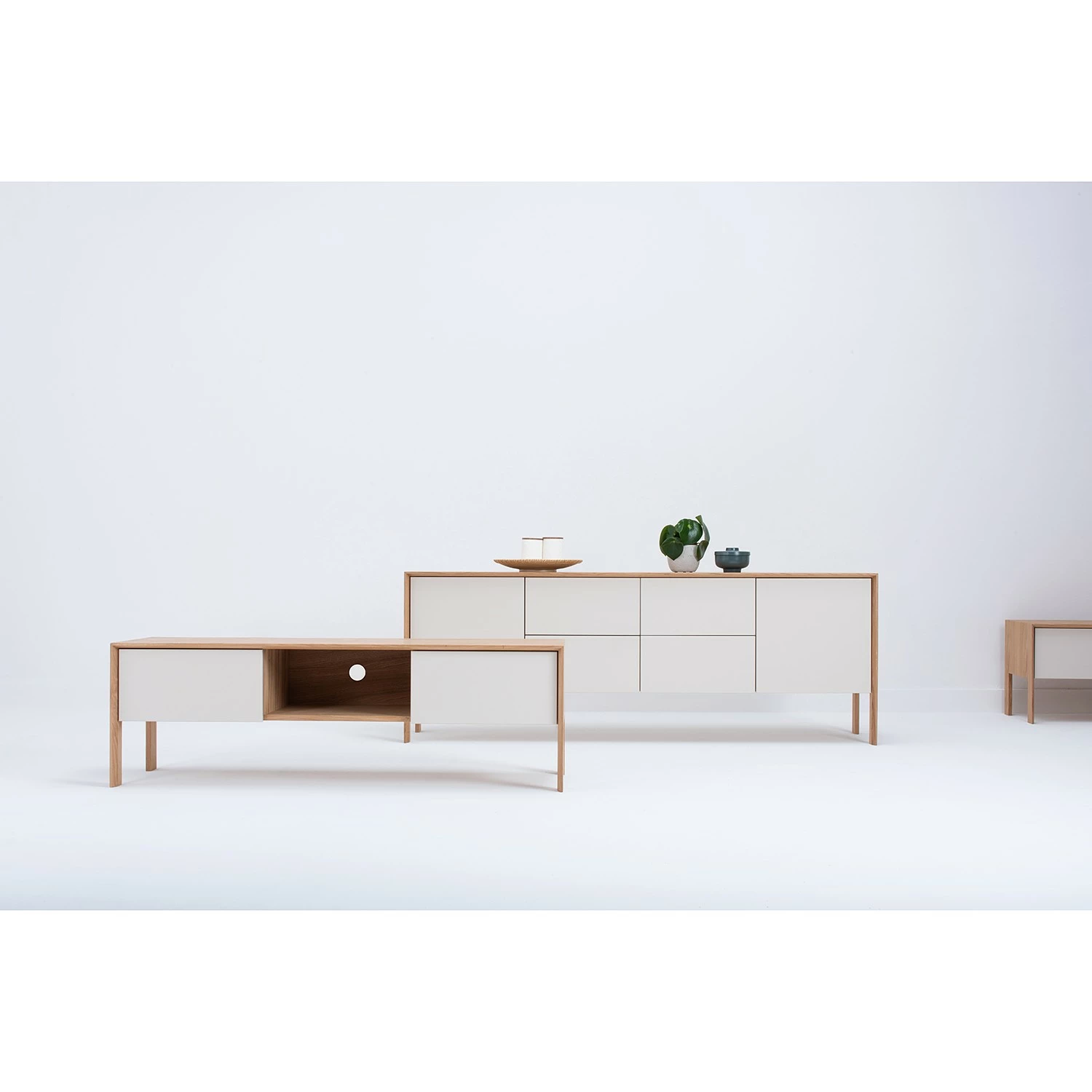Studio Copenhagen Sideboard Maayka II - Eiche teilmassiv - Mushroom Creme / Eiche Hell 9 Studio Copenhagen Sideboard Maayka II - Eiche teilmassiv - Mushroom Creme / Eiche Hell – Bild 7