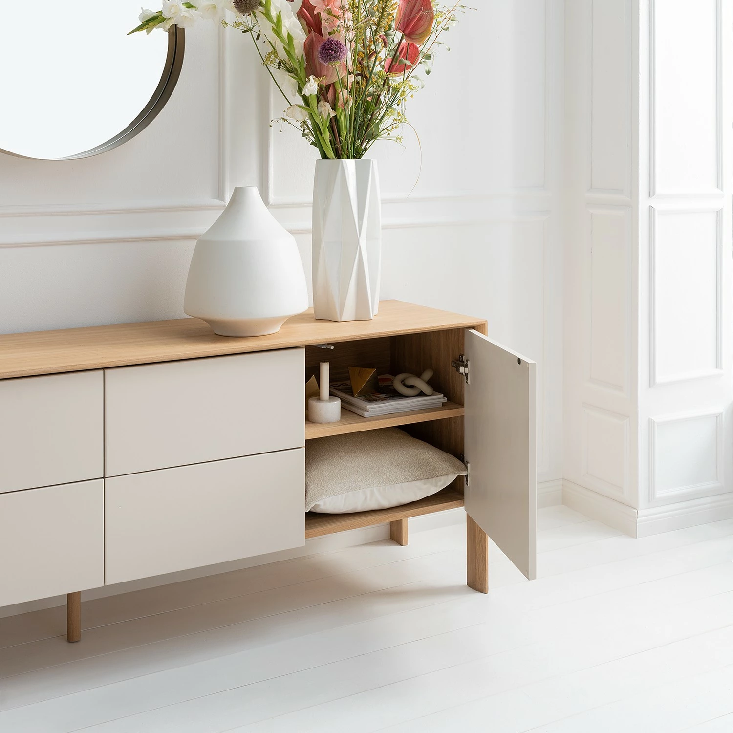 Studio Copenhagen Sideboard Maayka II - Eiche teilmassiv - Mushroom Creme / Eiche Hell 5 Studio Copenhagen Sideboard Maayka II - Eiche teilmassiv - Mushroom Creme / Eiche Hell – Bild 3